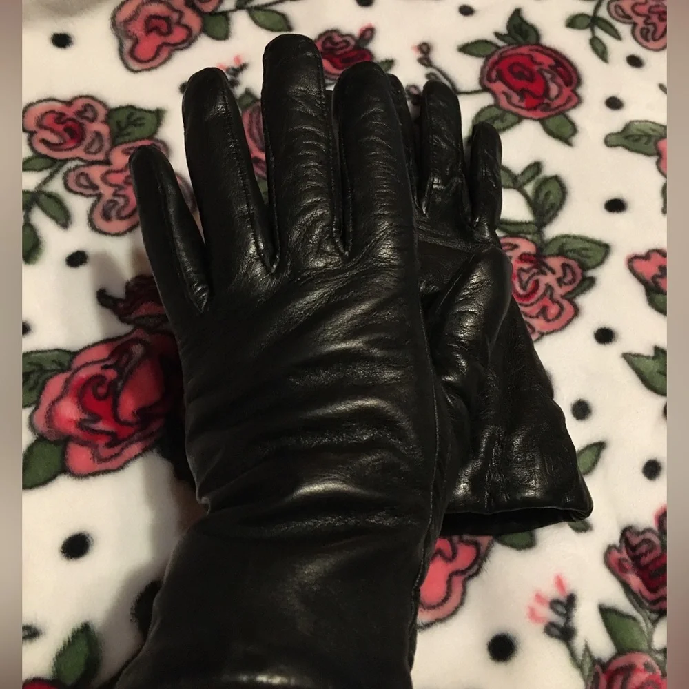 Black ISOTONER Leather gloves.